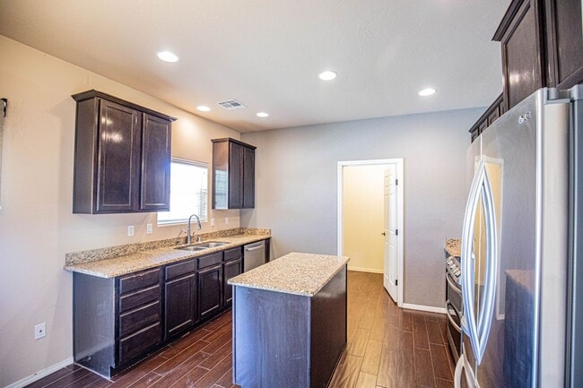 Building Photo - 4 Bedroom 3 bath Beautiful Home