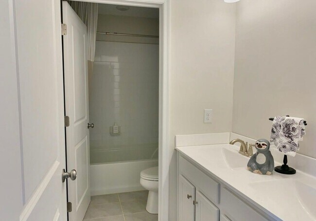 Building Photo - Stunning 4-Bed Townhome in Quakertown! Available NOW!
