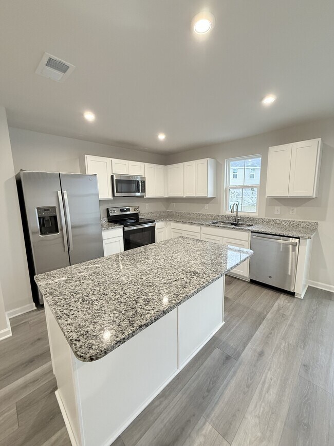 Building Photo - 400 el Camino Dr