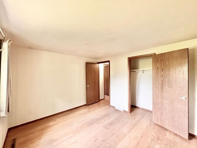 Building Photo - 3 Bed 2 Bath Close to Hughes Staduim