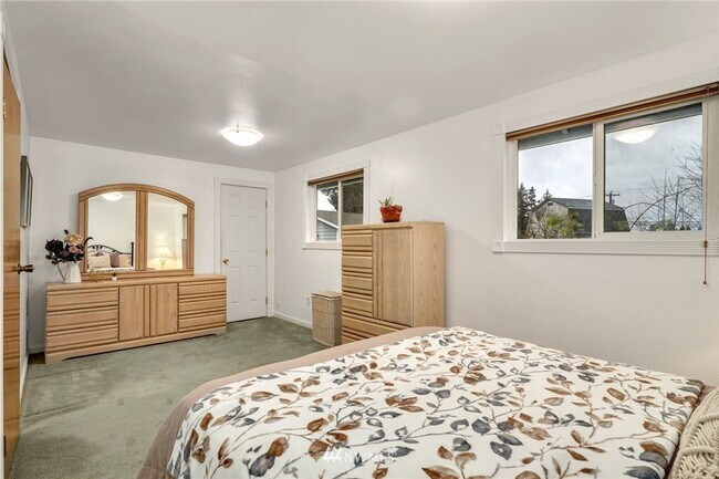 Building Photo - CLICK "REQUEST A TOUR" NOW!