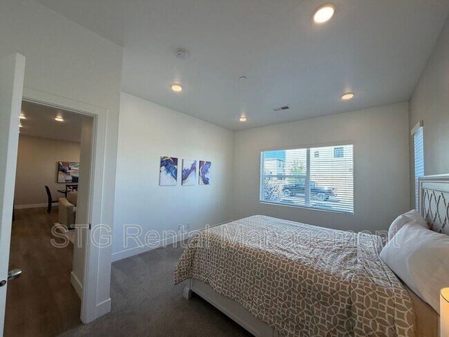 Building Photo - 5801 S Garnet Dr