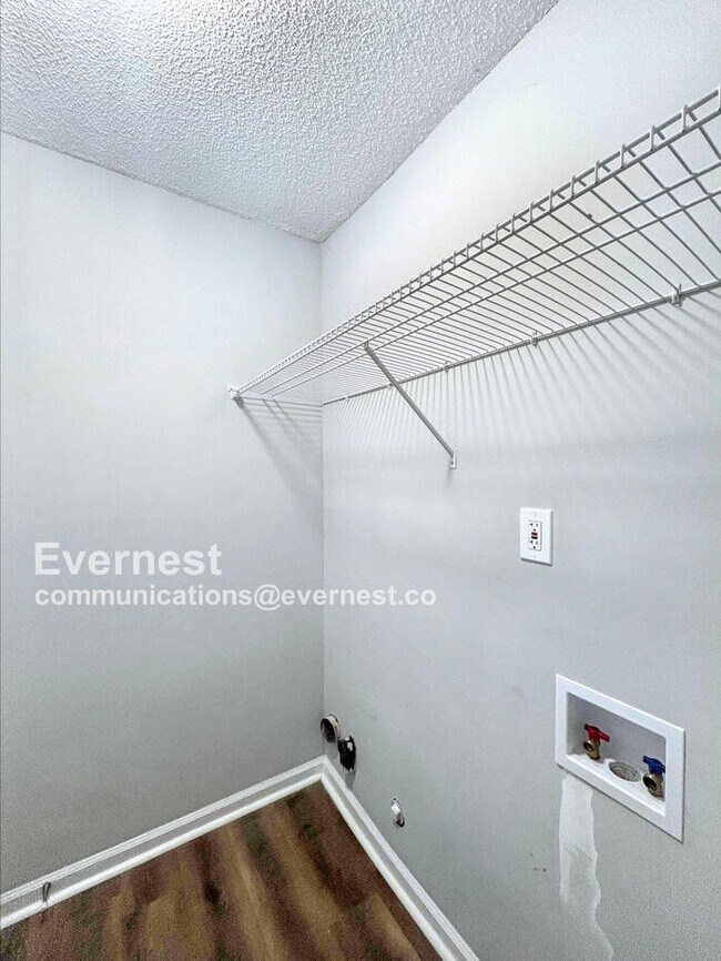 Building Photo - 3 Bed/2 Bath Home with Garage / Pet-Friendly / Vouchers Accepted / Coming Soon!