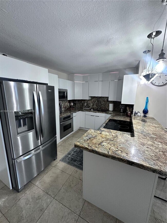 Building Photo - 3140 S Ocean Dr