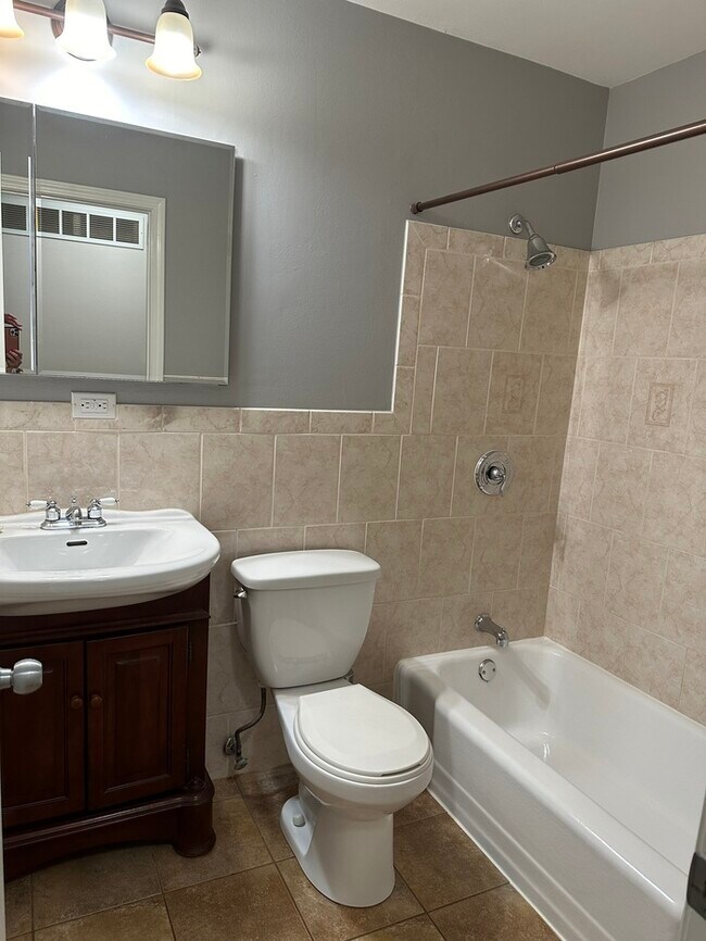 Building Photo - 3 Bedroom 2 Bathroom in Parkway North School District!