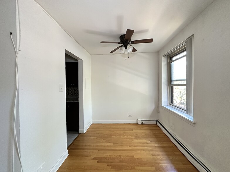 Building Photo - 3710 N Pine Grove Ave