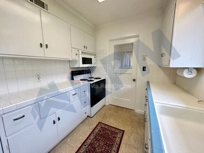 Building Photo - 875 W Alpine Ave