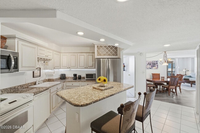 Building Photo - 925 N Halifax Ave