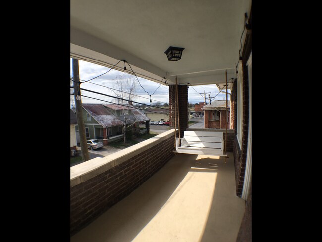 Building Photo - 511 W Walnut St