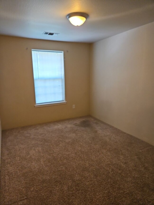Building Photo - 3 Bedroom 2 Bath