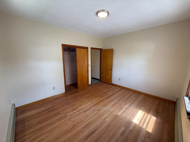 Building Photo - 520 Oak St