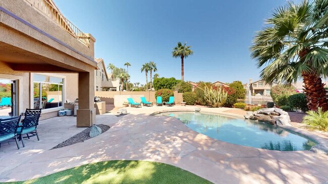 Building Photo - 853 N Blackstone Ct