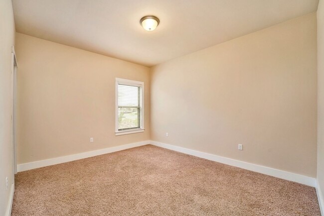 Building Photo - 9879 Volterra Ave
