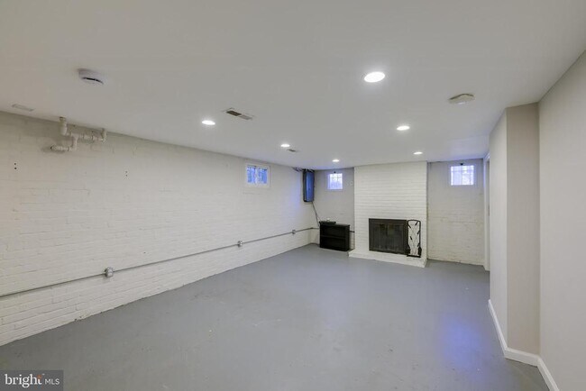 Building Photo - 1900 Q St SE