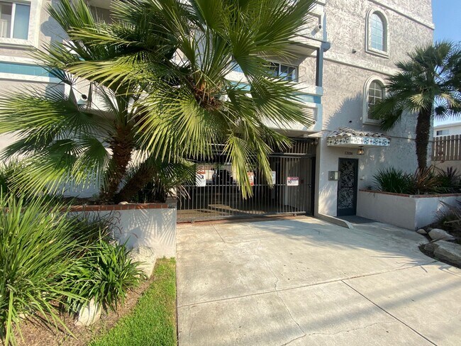 Building Photo - 12036 Culver Boulevard, Unit 4