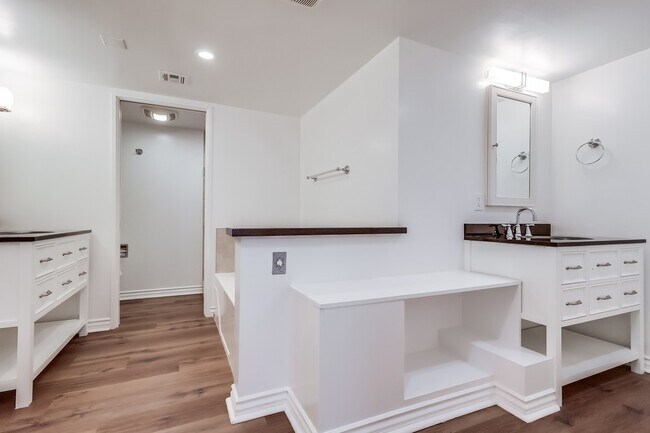 Building Photo - 435 N Oakhurst Dr