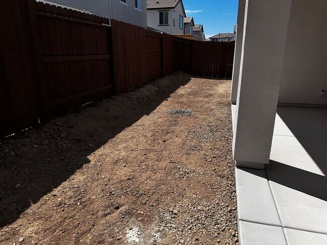 Building Photo - Beautiful 4 bedroom new home in Sierra wes...