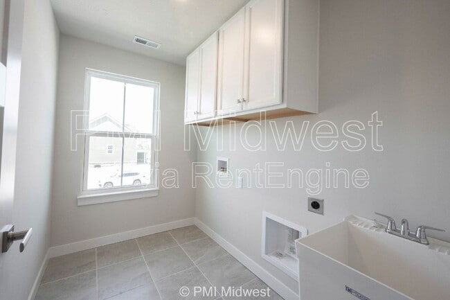 Building Photo - 581 Roosevelt St