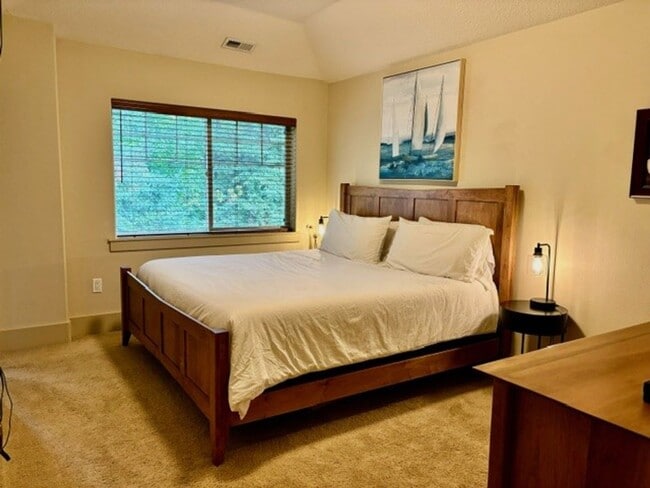 Building Photo - Beautiful Lake Oswego Newer Townhome Walking Distance to Zupans, Starbucks and Shops!