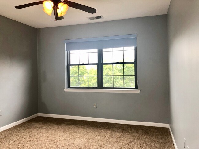 Building Photo - Updated 2Bed/2Bath Top-Floor Towson Condo ...