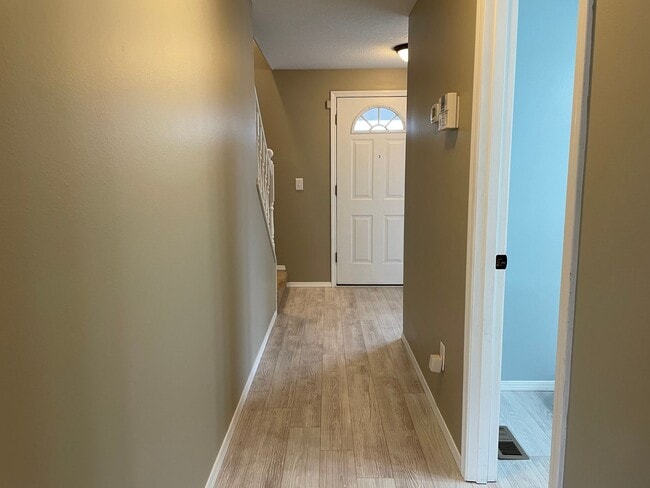 Building Photo - Spacious 5 Bedroom Home! Granite Counters! Pet friendly! Tons of Room for Entertaining!