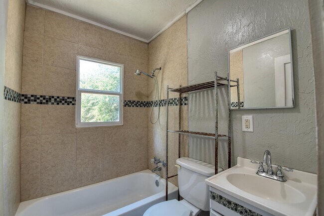 Building Photo - 3028 NW 28th St