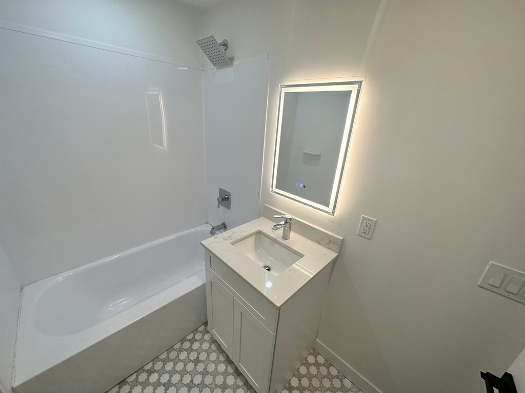 Building Photo - 82 Albertina St