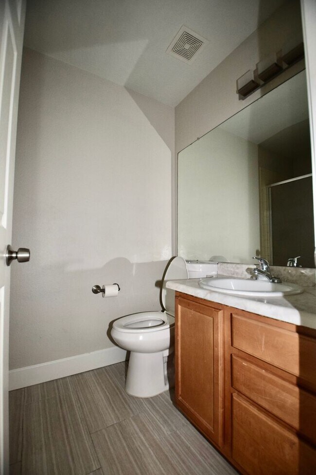 Building Photo - Beautiful 2 bed 2.5 bath Townhouse in Mesa!