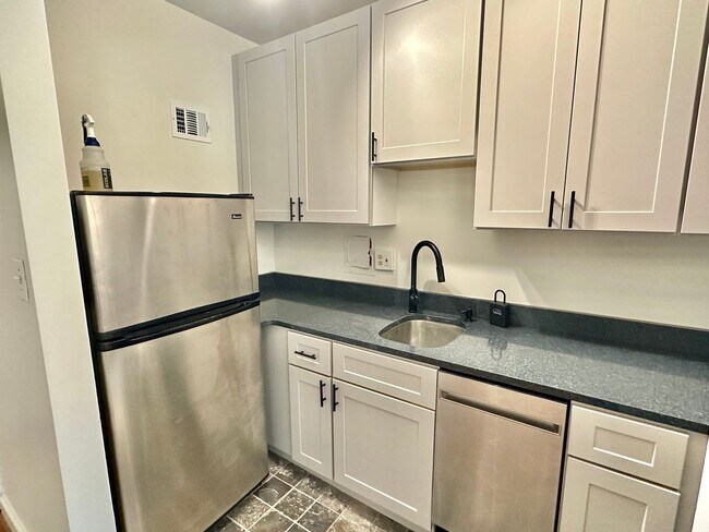 Building Photo - FREE RENT! Spectacular Scott Circle Solari...