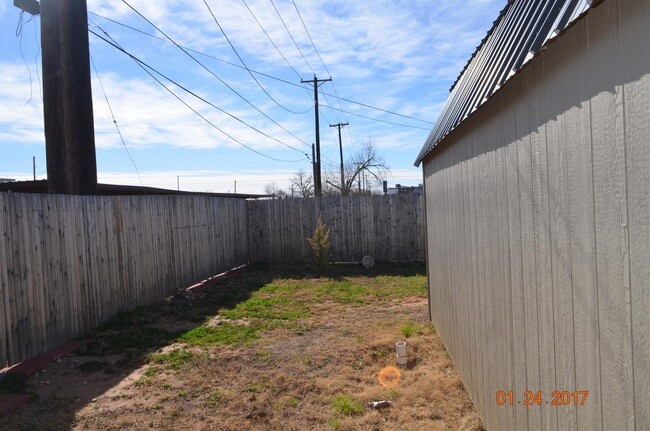 Building Photo - 805 S Weatherford St