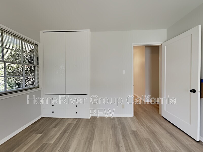Building Photo - 2431 Sleepy Hollow Dr