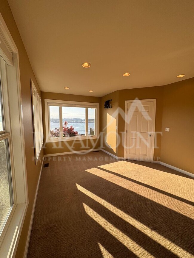 Building Photo - Stunning 3-bedroom, 1-bath home with a water view and fantastic amenities!