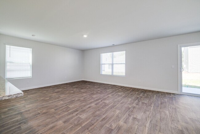 Building Photo - Spacious 4-Bedroom Home in Sought-After Lo...