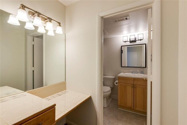 Building Photo - 7094 Stonington Dr NE