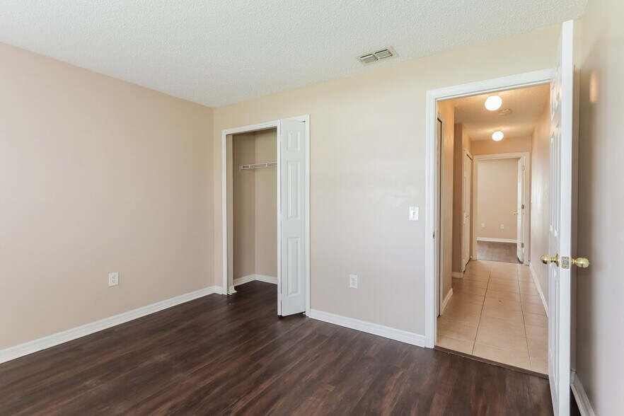 Building Photo - 703 Mountain Top Dr