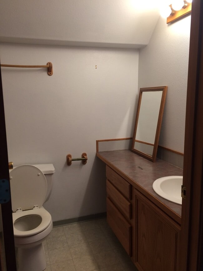 Building Photo - 4 Bd/2.5 Ba located on Pioneer Hill!