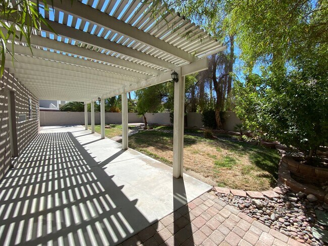 Building Photo - Beautiful 5 bed/3 bath home located in Hen...