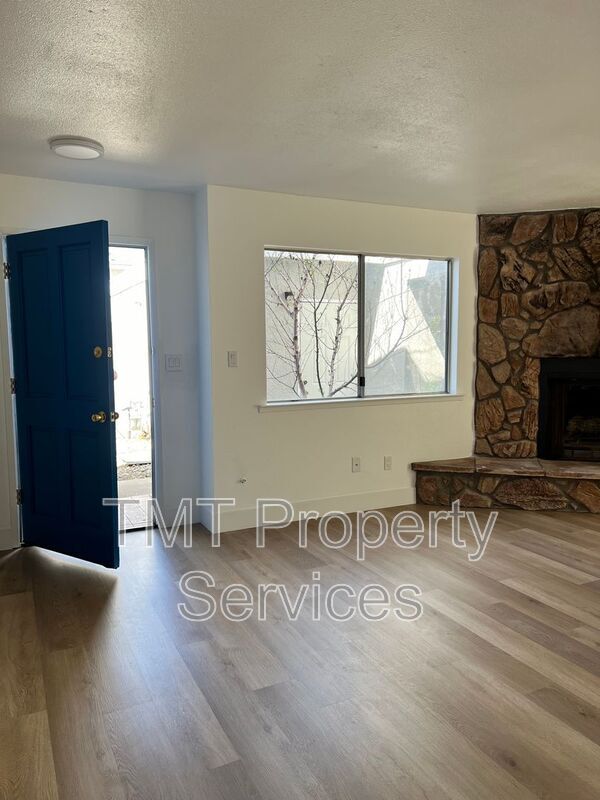 Building Photo - 610 E Newlove Dr