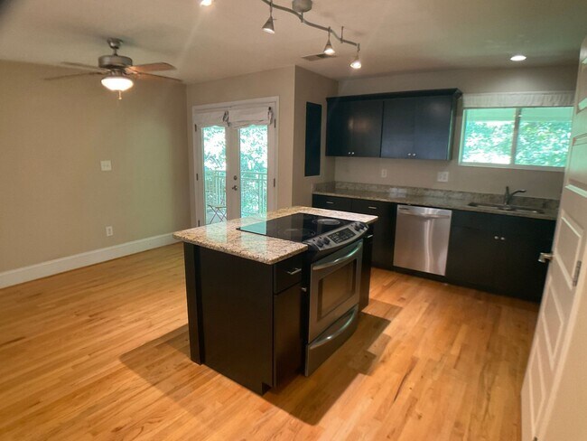 Building Photo - Gorgeous 2 Bed Condo in the heart of Carrboro!