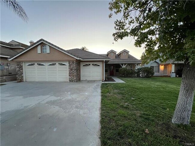 Building Photo - Stunning Pool Home in Menifee with Three-C...