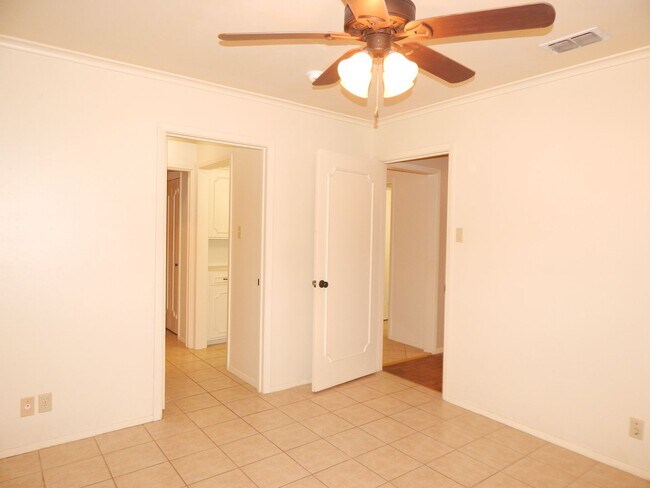 Building Photo - Spacious 3 Bedroom, 2 Bath Duplex in Tyler!