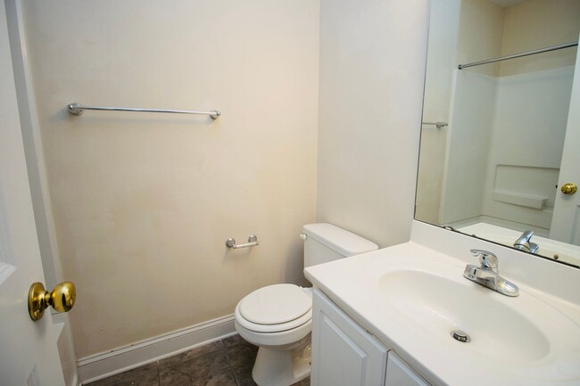 Building Photo - 2 Bedroom, 2.5 Bath Available in Hampton F...