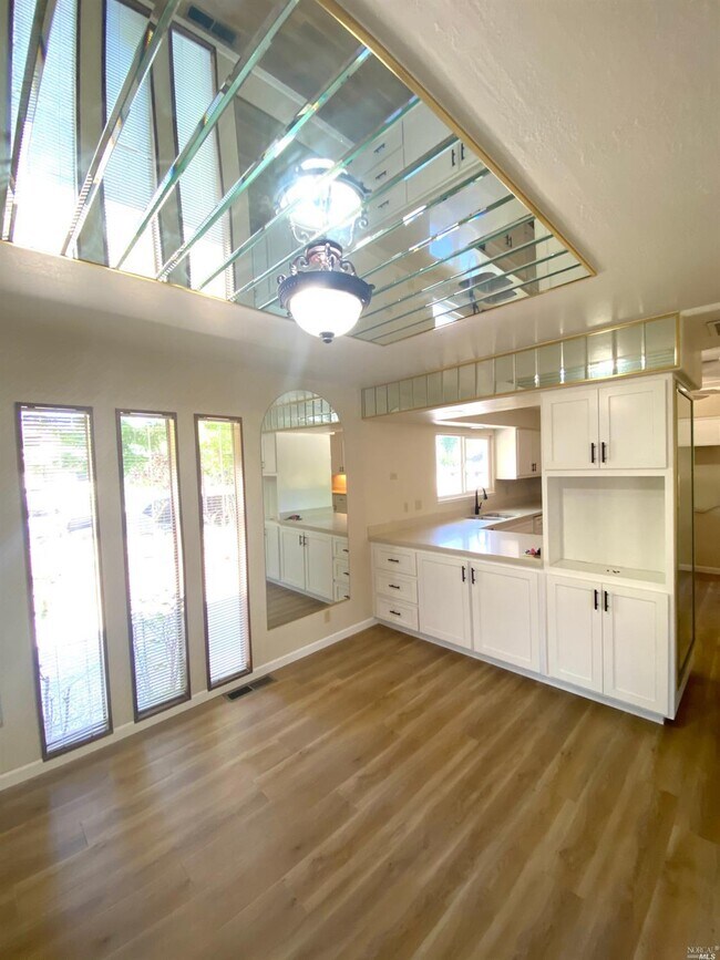 Building Photo - 723 Brookside Dr