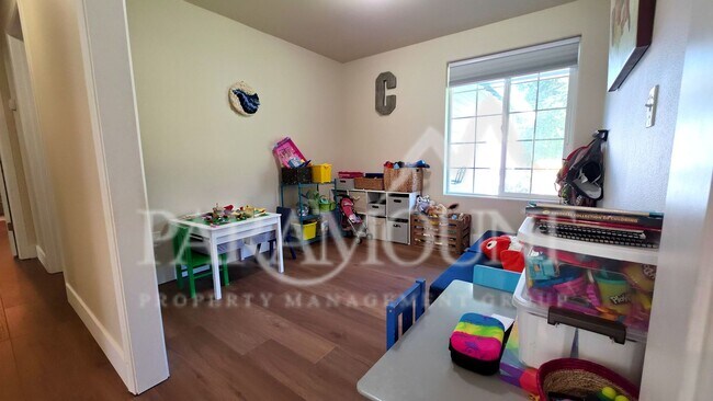 Building Photo - Gorgeous 3-Bedroom Home with 2 Bonus Rooms!