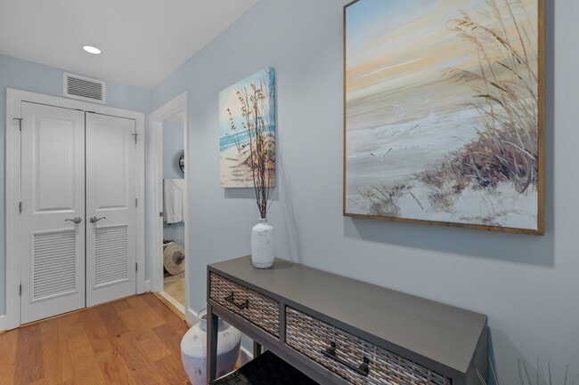 Building Photo - Elegant 1-Bed, 1-Bath Condo in Prime Virginia Beach Location!
