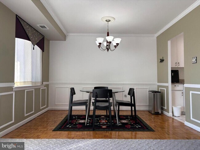 Building Photo - 1637 Oakwood Dr