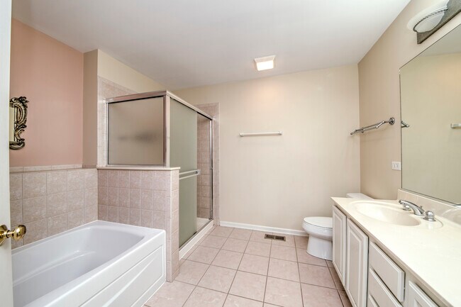 Building Photo - 5565 Cambridge Way