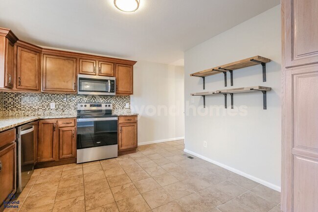 Building Photo - Amazing Move-In Ready 3 BR 3 BA Home - Looking for You!