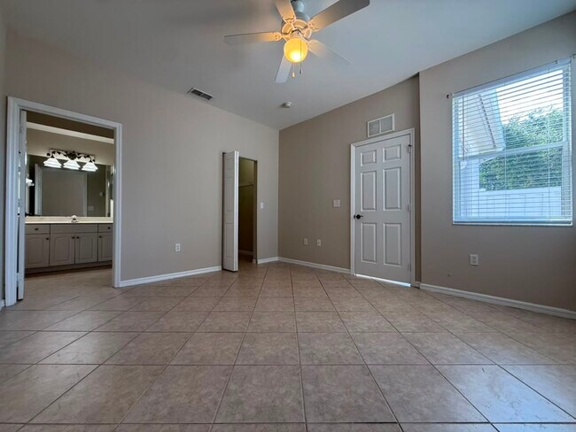Building Photo - 3629 Pine Oak Cir