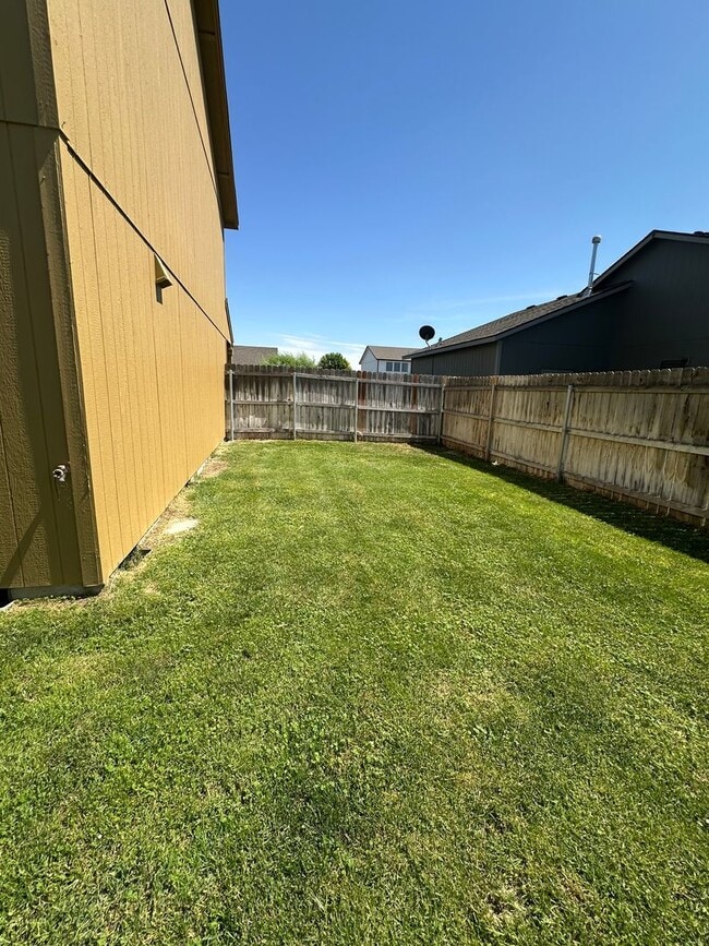 Building Photo - Spacious 4 Bedroom, 3 Bath Home with Fence...